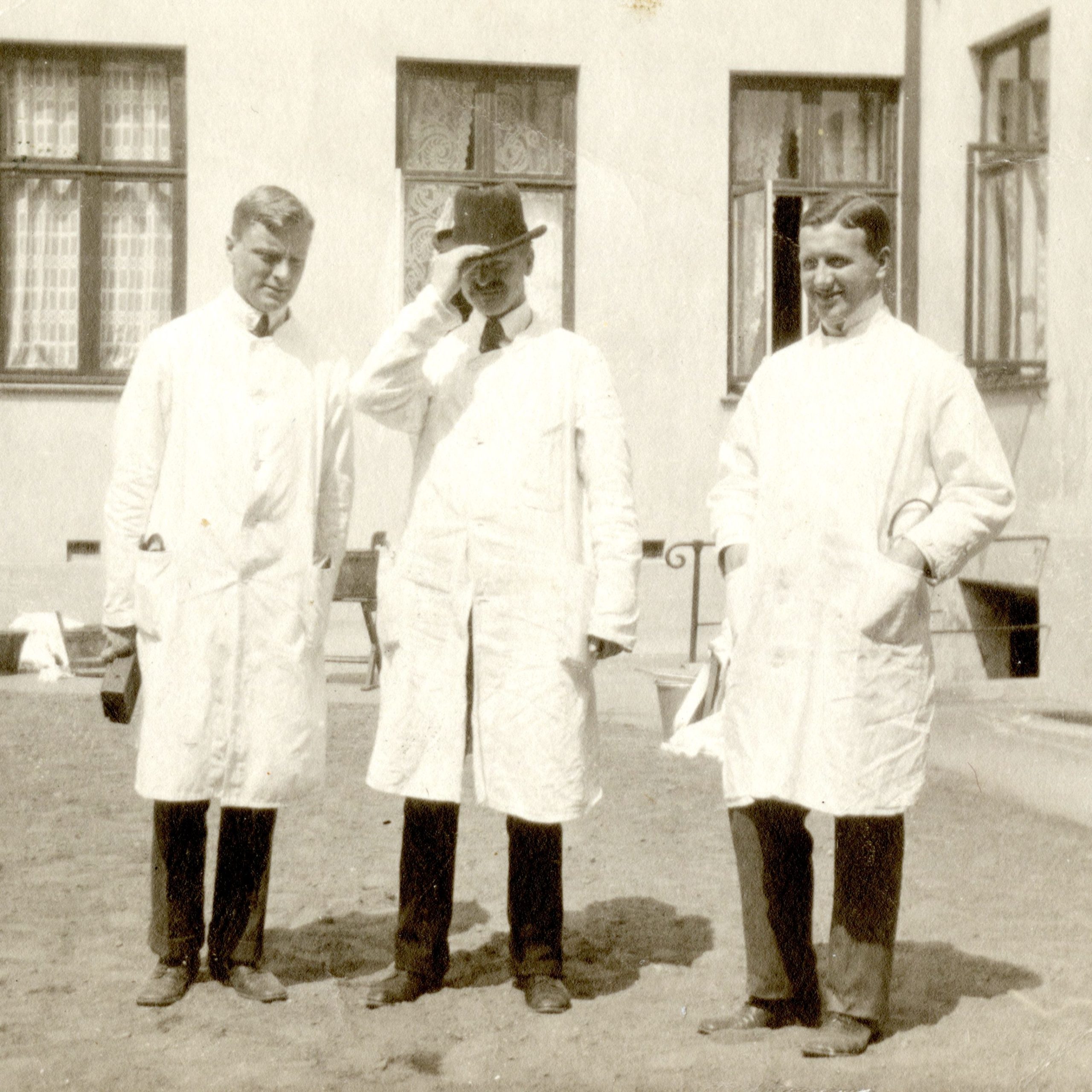 Lægen Arne Faber med to andre læger