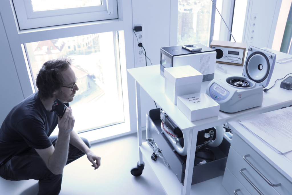Our hunt for new objects for the collection led us to target obsolete objects in the labs in the Mærsk Tower. One of the objects that made it into the museum collection was this Drop Seq machine rendering it possible to develop even finer grained analyses within biology. In the image, myself targeting an unused and slightly dysfunctional machine that had been replaced by a “macified” grey and streamlined version (on top). Photo: Malthe Kouassi Bjerregaard, April 26, 2019.